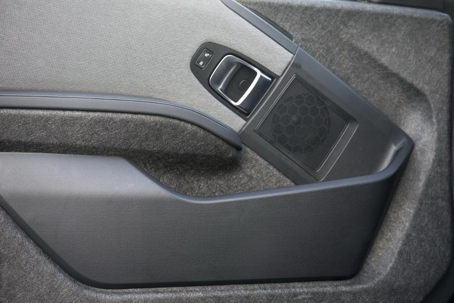 Детали интерьера BMW i3s (I01) 2017 года  (NA) (фото 14 из 40)